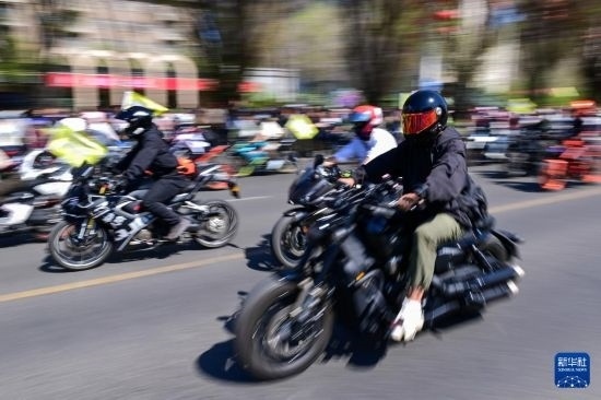 這是4月30日在新疆烏魯木齊市舉行的巡游活動(dòng)上拍攝的摩托機(jī)車方陣。