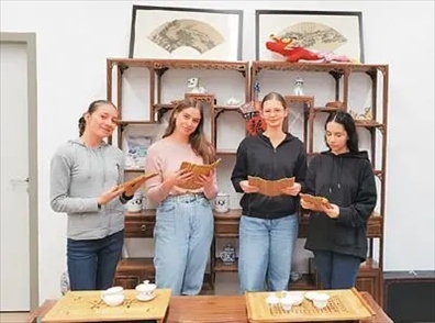 匈中雙語學校的學生胡靈月(左一)、宋智孝(右二)學習中國茶文化。