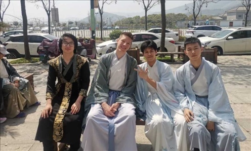 匈牙利學生與襄陽三十六中學生友好交流。