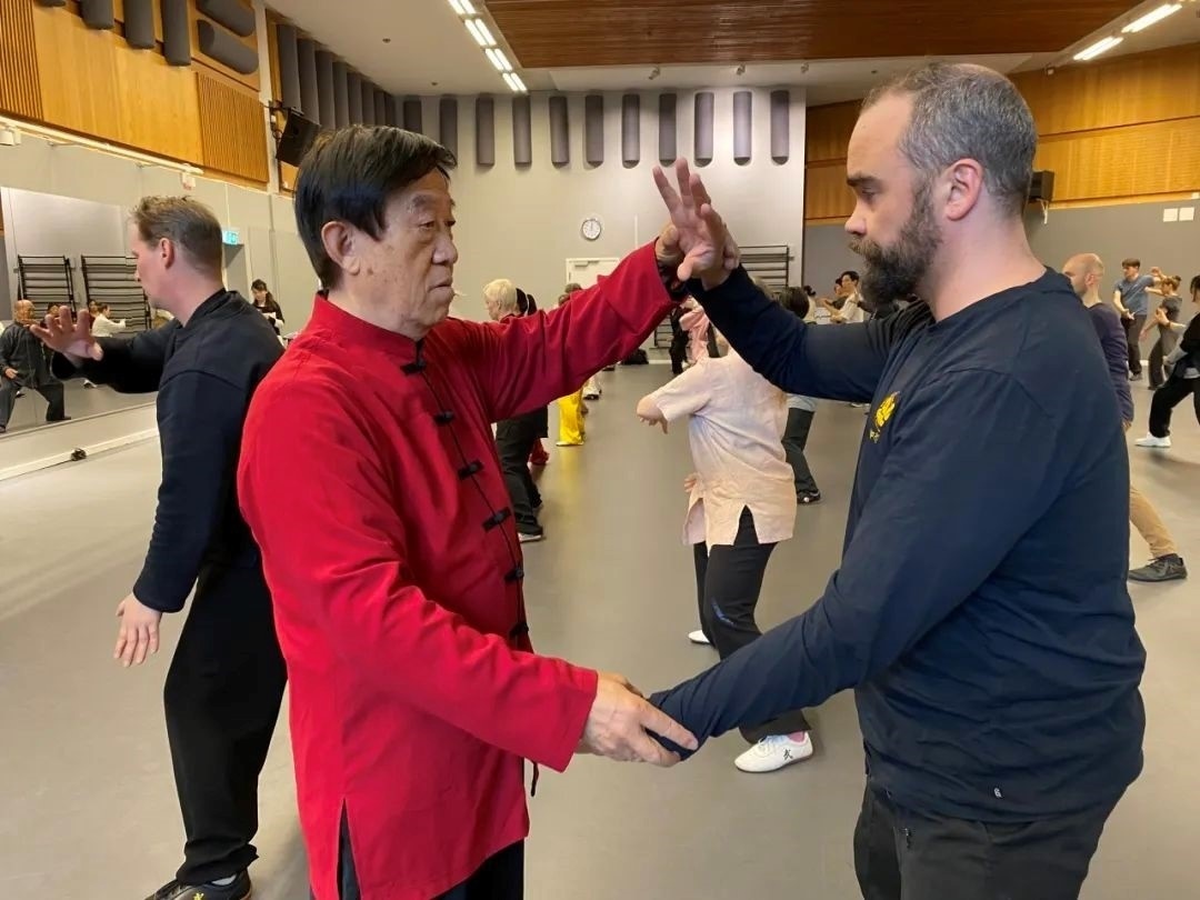 陳正雷老師親自示范指導(dǎo)。斯德哥爾摩中國(guó)文化中心供圖