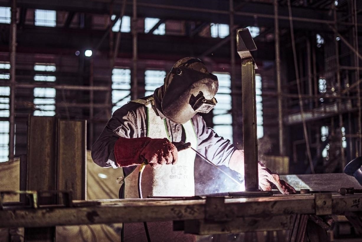 工人在沙特國(guó)王港項(xiàng)目現(xiàn)場(chǎng)進(jìn)行焊接操作。山東電建供圖