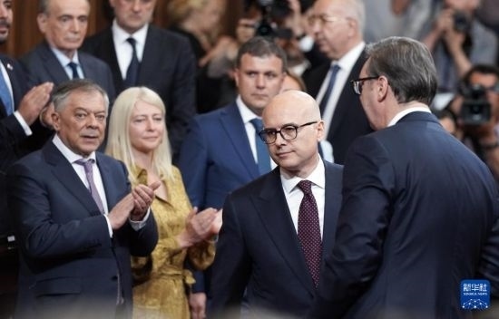  5月2日，在塞爾維亞貝爾格萊德，新一任政府總理武切維奇（中）出席就職儀式。新華社發(fā)（普雷德拉格·米洛薩夫列維奇攝）