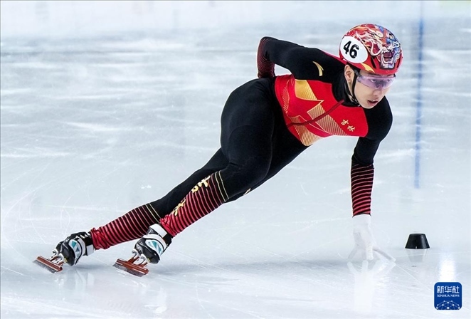 2024年2月18日，第十四屆全國冬季運(yùn)動(dòng)會(huì)短道速滑（公開組）男子1000米決賽，孫龍奪得冠軍，圖為吉林隊(duì)選手孫龍?jiān)诒荣愔?。新華社記者 李博 攝