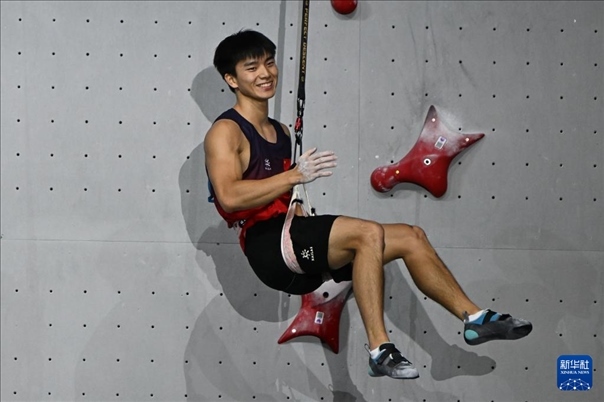 2024年4月13日，在江蘇吳江舉行的2024年國際攀聯(lián)攀巖世界杯（吳江站）男子速度決賽中，中國選手伍鵬獲得冠軍。圖為中國選手伍鵬在決賽后慶祝。新華社發(fā)（王須中攝）