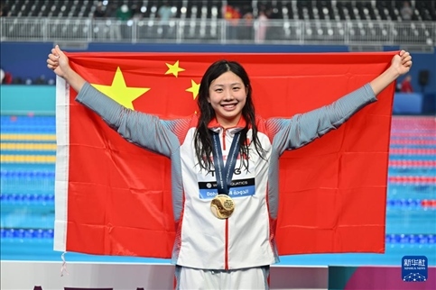 2024年2月13日，2024年世界游泳錦標(biāo)賽游泳項(xiàng)目女子100米蛙泳決賽在卡塔爾多哈舉行。圖為冠軍中國選手唐錢婷在頒獎(jiǎng)儀式后慶祝。新華社記者 薛宇舸 攝