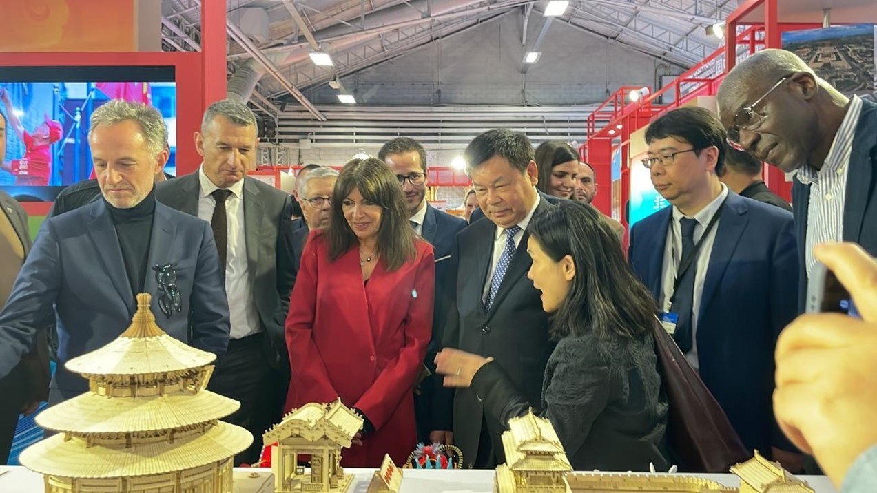 巴黎市市長安妮·伊達(dá)爾戈參觀展覽。主辦方供圖