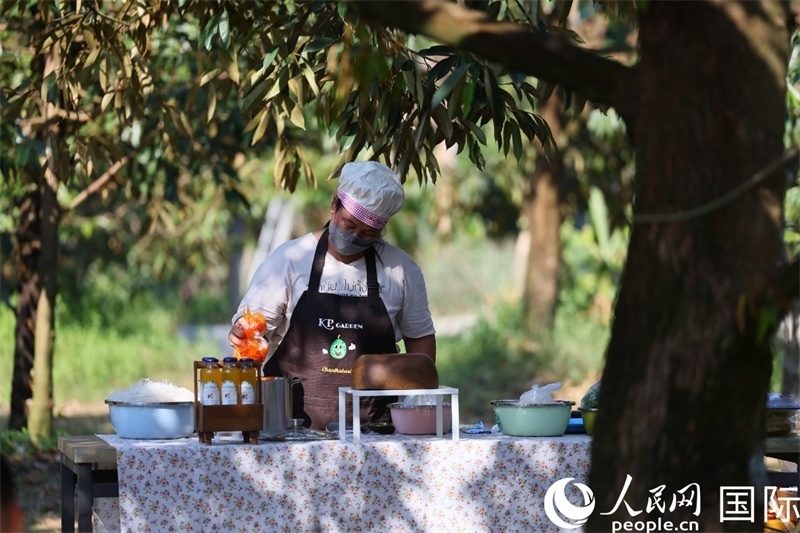 工作人員正在準(zhǔn)備特色果汁。人民網(wǎng)記者 白元琪攝