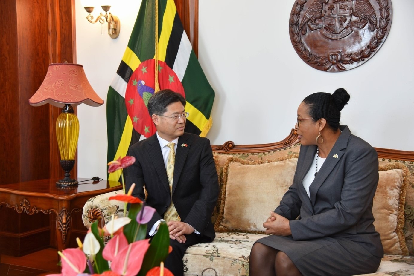 當?shù)貢r間5月3日，中國新任駐多米尼克大使儲茂明（左）向多總統(tǒng)伯頓遞交國書。 中國駐多米尼克大使館供圖