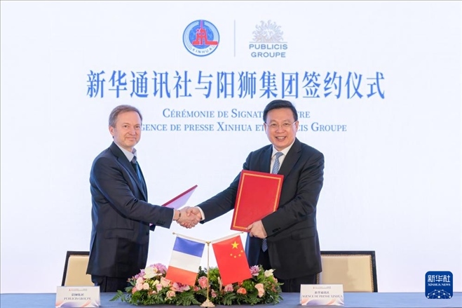 5月4日，新華通訊社社長傅華同陽獅集團全球首席財務(wù)官洛里斯·諾爾德在法國巴黎簽署合作諒解備忘錄。新華社記者 孟鼎博 攝