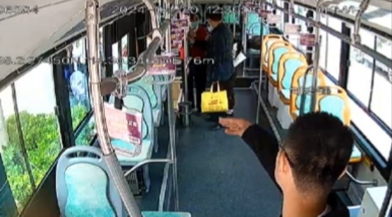 公交車上他一聲大吼！魏杰，好樣的！