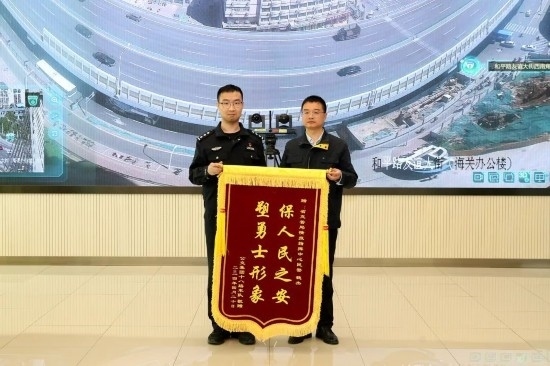 公交車上他一聲大吼！魏杰，好樣的！