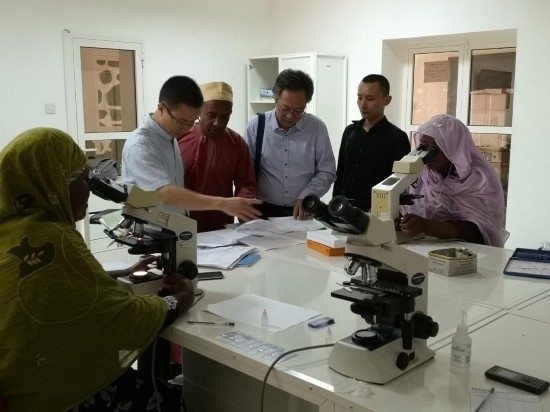 廣州中醫(yī)藥大學(xué)青蒿抗瘧援外醫(yī)療隊(duì)考察科摩羅國(guó)家瘧疾防治中心實(shí)驗(yàn)室。