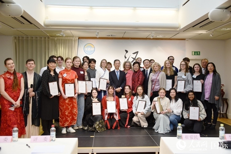 中國(guó)駐瑞典大使崔愛民、使館負(fù)責(zé)教育事務(wù)的黃立瓊參贊、預(yù)選賽評(píng)委老師和指導(dǎo)老師，以及所有獲獎(jiǎng)選手合影留念。人民網(wǎng)記者 殷淼攝