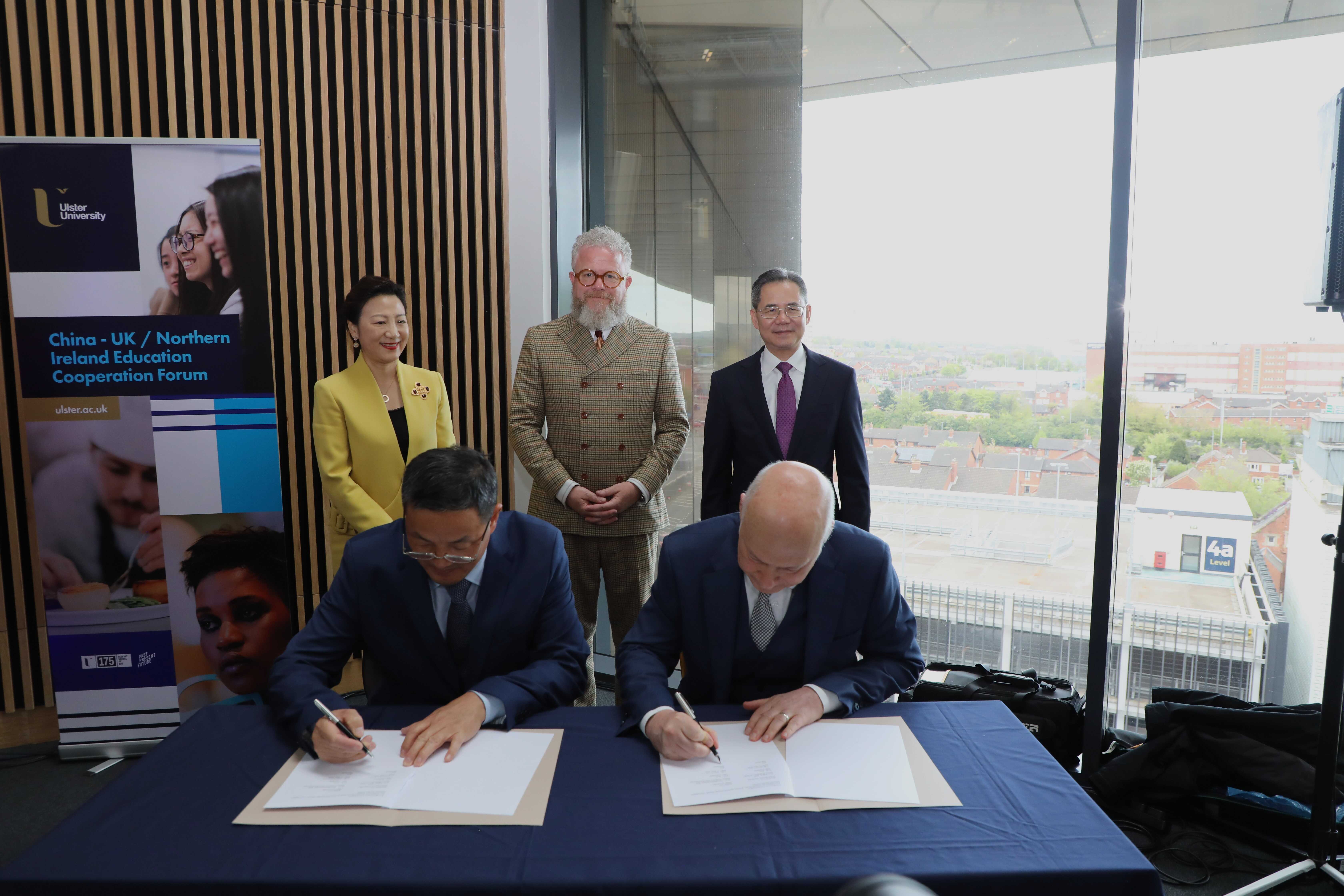 湖北師范大學(xué)同奧斯特大學(xué)簽署共建教育語言文化交流中心的協(xié)議現(xiàn)場。中國駐英國大使館供圖