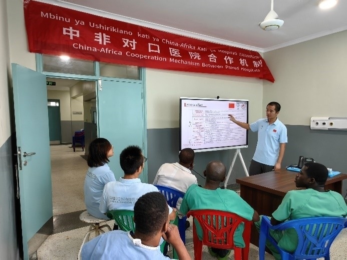 王林醫(yī)生開展術(shù)后疼痛管理的專題講座。中國(guó)（江蘇）第33期援桑給巴爾醫(yī)療隊(duì)供圖