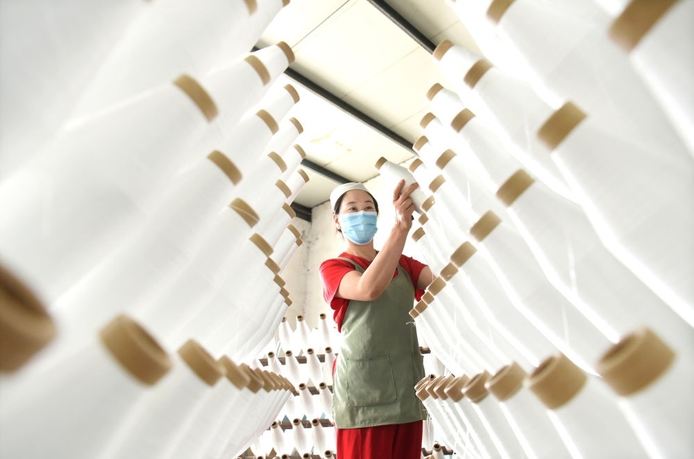 2024年5月1日，工人在山東省淄博市沂源縣悅莊工業(yè)園一玻纖企業(yè)整理加工的產(chǎn)品。新華社發(fā)（趙東山攝）