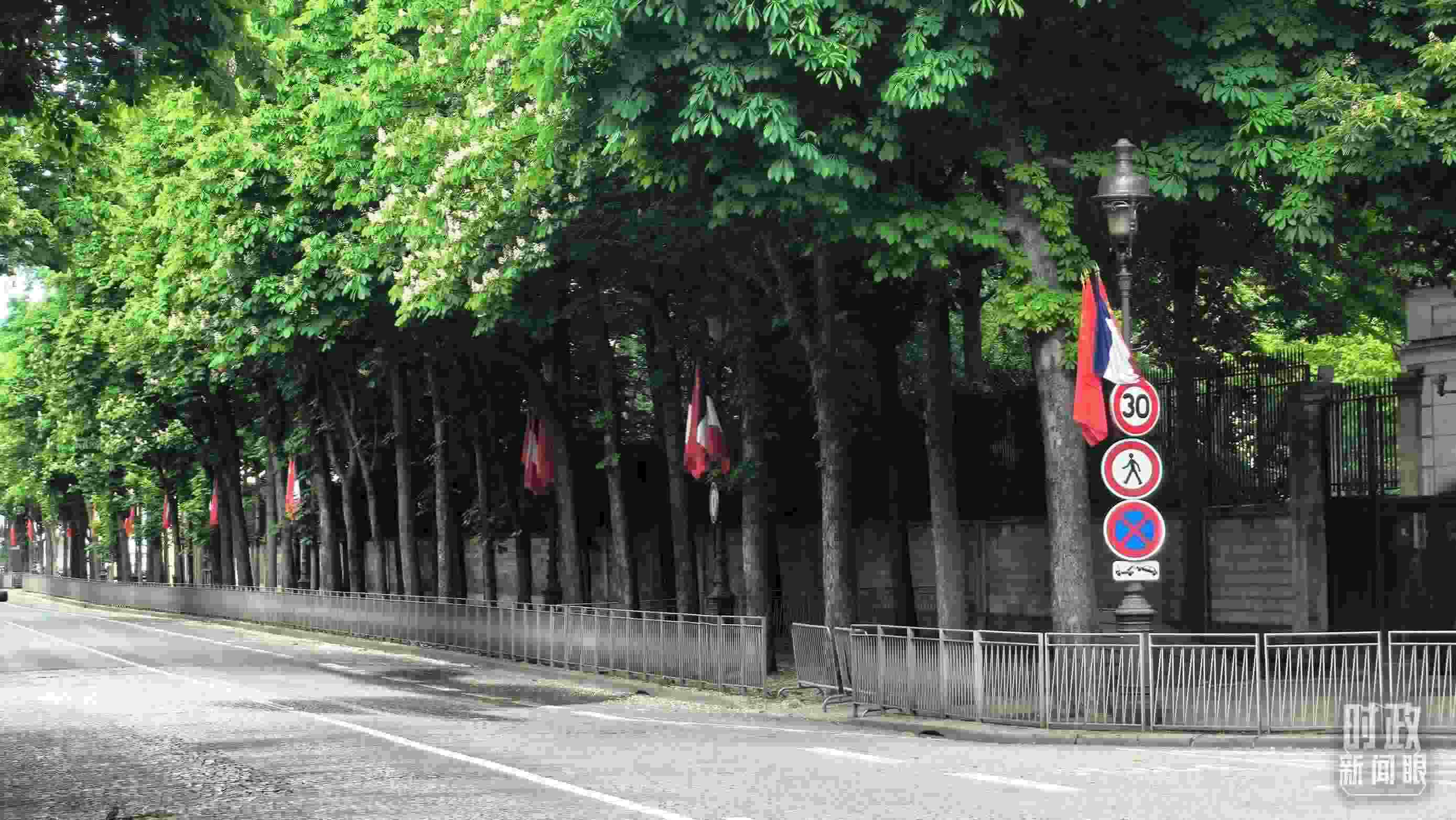△巴黎道路兩側(cè)懸掛中法兩國(guó)國(guó)旗。（總臺(tái)央視記者鄂介甫拍攝）