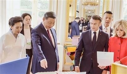 △當(dāng)?shù)貢r(shí)間5月6日下午，在中法領(lǐng)導(dǎo)人會(huì)談前，習(xí)近平主席向馬克龍總統(tǒng)贈(zèng)送中國(guó)翻譯的法國(guó)小說(shuō)。