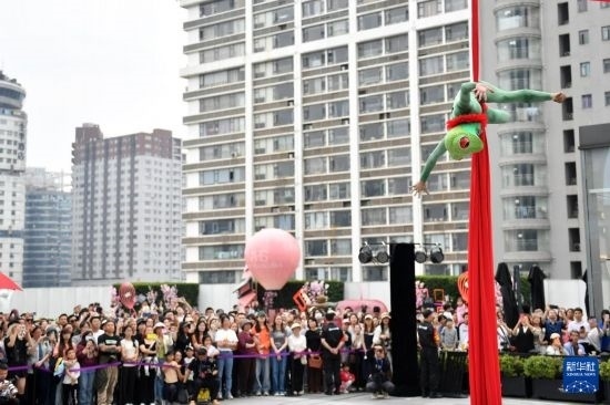 5月7日，演員在長沙國金中心表演木偶劇。新華社記者 陳振海 攝