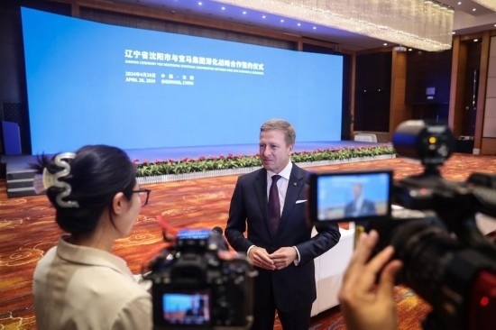 4月26日，寶馬集團(tuán)董事長齊普策接受采訪。新華社記者 潘昱龍 攝