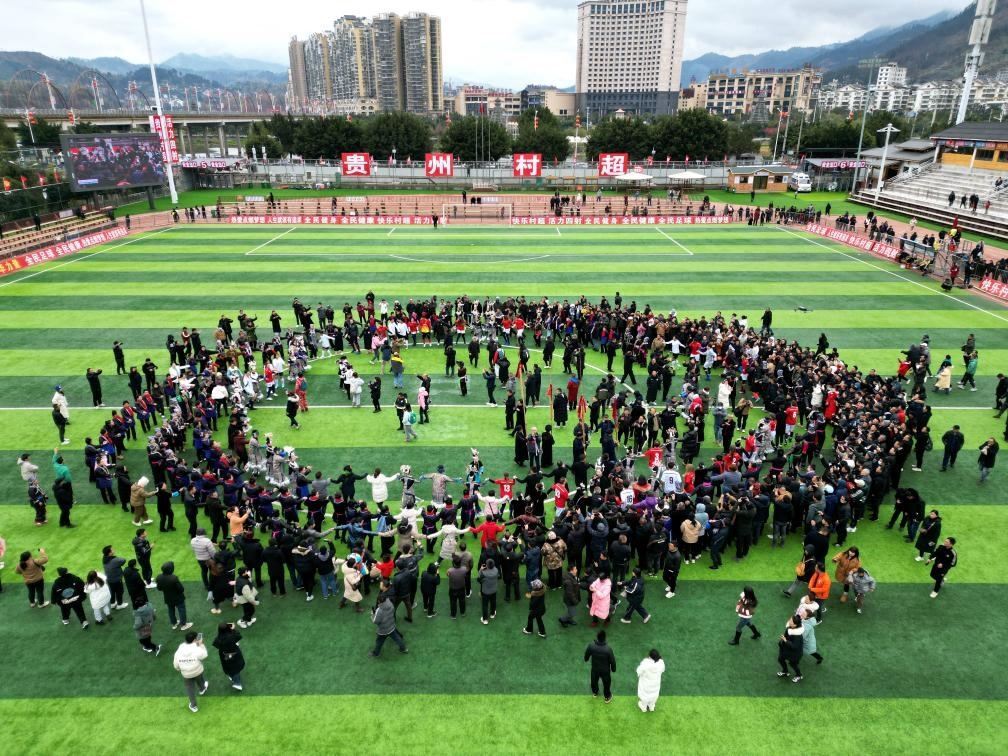 比賽結(jié)束后，兩隊(duì)隊(duì)員、親友團(tuán)和大批觀眾手拉手跳起侗族舞蹈。新華社發(fā)（王炳真攝）