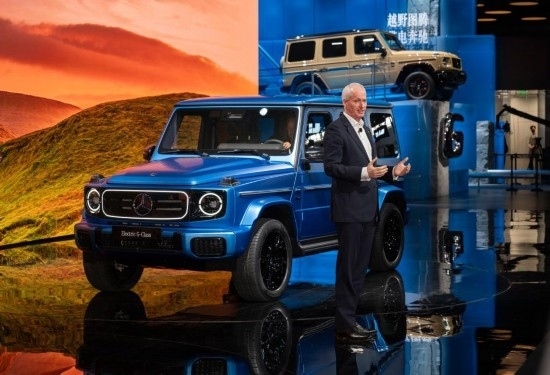 4月25日，在北京中國國際展覽中心順義館舉行的2024北京車展上，梅賽德斯—奔馳集團(tuán)股份公司董事會(huì)成員唐仕凱介紹梅賽德斯—奔馳純電G級(jí)越野車。新華社記者 才揚(yáng) 攝
