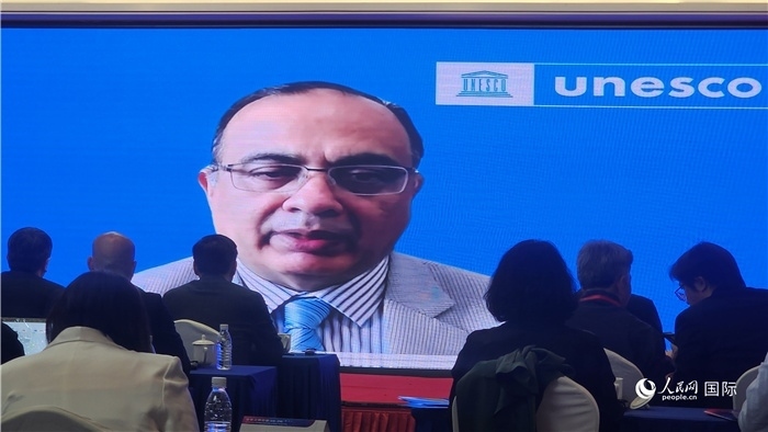 聯(lián)合國教科文組織駐華代表處代表夏澤翰通過視頻致辭。人民網(wǎng)記者 萬宇攝