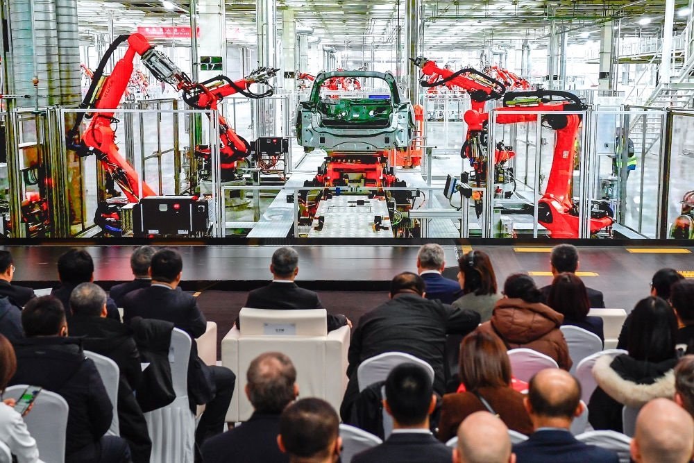 2024年1月26日，奧迪一汽新能源汽車有限公司預(yù)批量生產(chǎn)正式啟動，嘉賓觀看奧迪一汽新能源汽車有限公司生產(chǎn)車間的宣傳短片。新華社記者 許暢 攝