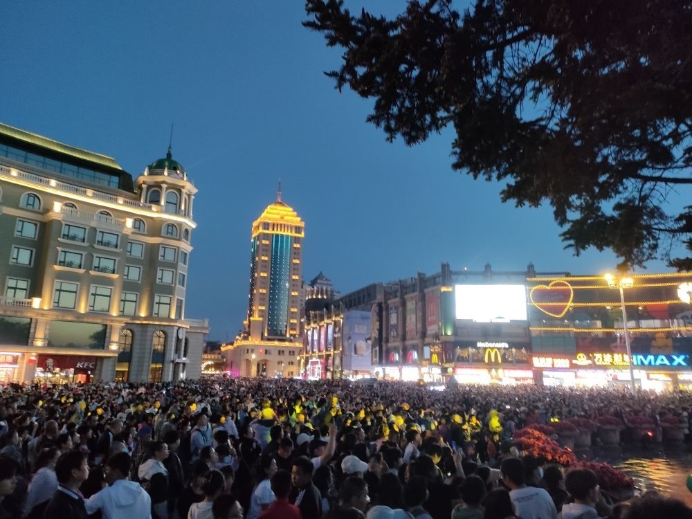 “五一”假期，哈爾濱松花江畔游人如織（2024年5月2日攝）。新華社記者 朱悅 攝