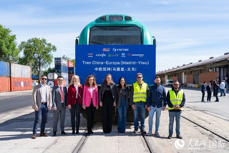 義新歐集團合作伙伴德鐵貨運歐亞有限公司員工與紀念號班列合影留念。大衛(wèi)·阿瑪爾攝