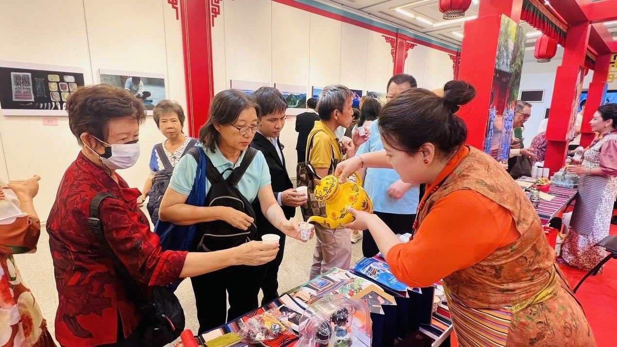 觀眾爭相體驗(yàn)酥油茶。曼谷中國文化中心供圖