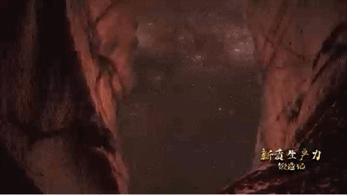 要甄別并發(fā)現(xiàn)暗物質(zhì)粒子，如同在一場人聲鼎沸的足球比賽現(xiàn)場聽見一根鋼針跌落的聲音。