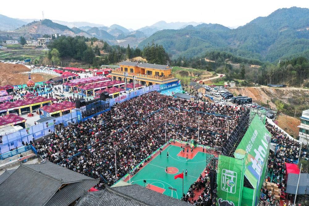 貴州省臺江縣舉辦的2024年“村BA”球王爭霸賽現(xiàn)場（2024年3月22日攝，無人機照片）。新華社記者 楊文斌 攝