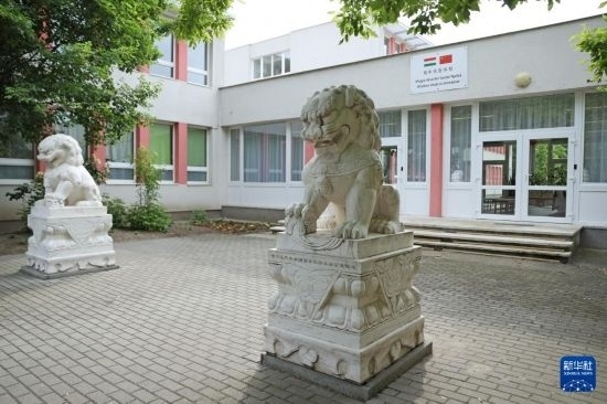 這是5月3日在匈牙利布達(dá)佩斯拍攝的匈中雙語(yǔ)學(xué)校校門。新華社記者 趙丁喆 攝