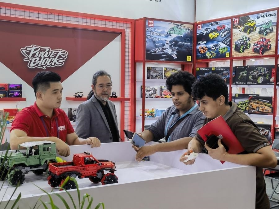 在第135屆廣交會第三期現(xiàn)場，采購商在廣東信宇科技股份有限公司展位選購、體驗積木遙控車產(chǎn)品（5月2日攝）。新華社記者 洪澤華 攝