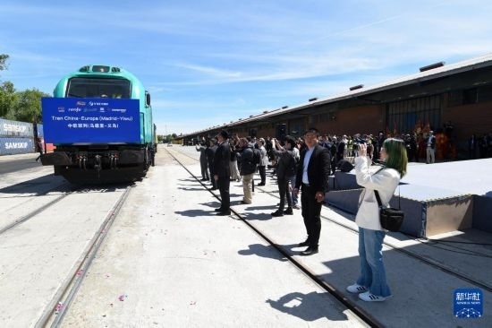 5月8日，在西班牙馬德里，嘉賓們參加中歐班列（義烏—馬德里）開行十周年紀(jì)念號(hào)班列發(fā)車儀式。新華社發(fā)（古斯塔沃·巴連特?cái)z）