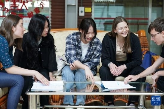 4月28日，宋智孝（右二）和胡靈月（左一）在北京首都師范大學(xué)校園內(nèi)與同學(xué)交流。新華社記者 彭子洋 攝