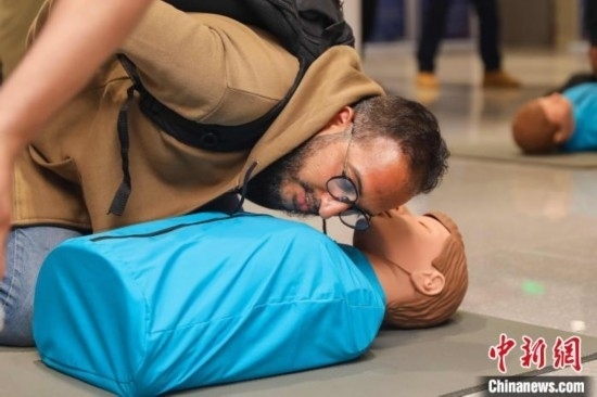 5月9日，留學生利用假人道具練習心肺復蘇技巧。張鷹 攝