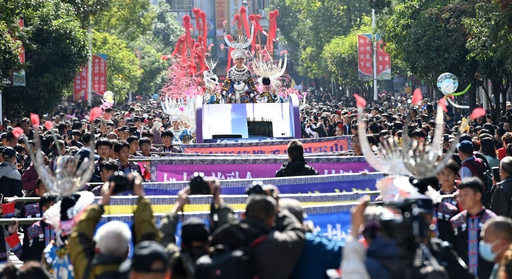 在貴州雷山縣縣城，苗族群眾身著盛裝，載歌載舞參加苗年和鼓藏節(jié)的巡游活動（2023年11月16日攝）。新華社記者 楊楹 攝