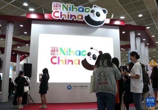 5月9日，在韓國(guó)首爾舉行的首爾國(guó)際旅游展上，參觀者在中國(guó)展區(qū)參加體驗(yàn)項(xiàng)目。新華社記者 姚琪琳 攝