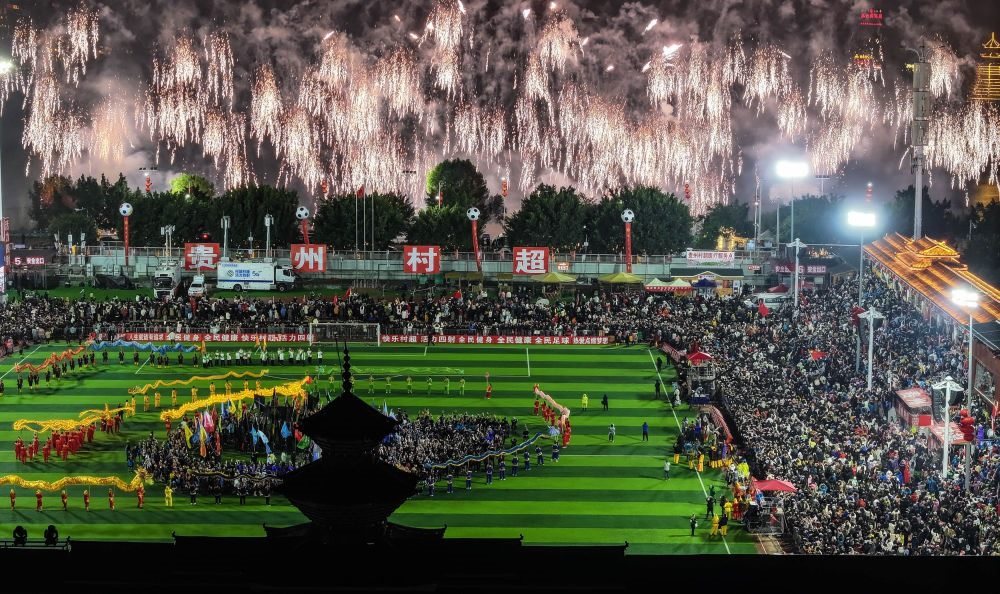 在貴州省榕江縣舉行的2024全國“村晚”示范展示活動暨貴州“村超村晚”活動中，音樂煙花秀精彩上演（2024年2月3日攝，無人機照片）。新華社記者 劉續(xù) 攝