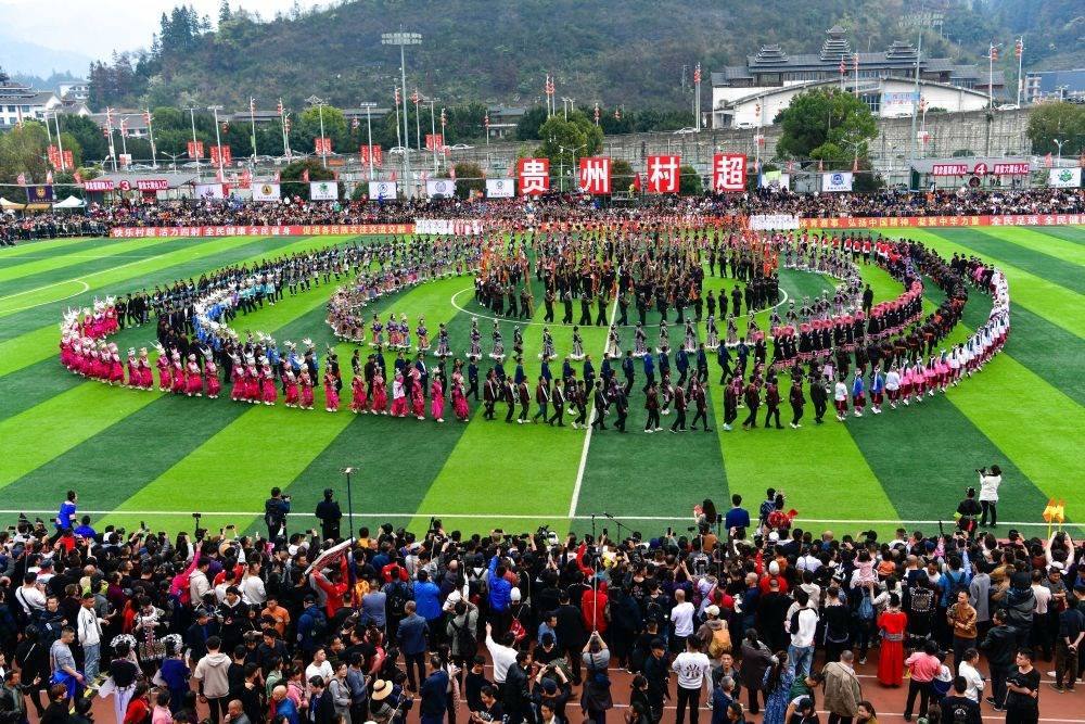 演員在貴州省榕江縣舉辦的2024年第二屆貴州“村超”總決賽開幕式上表演節(jié)目（2024年3月16日攝）。新華社記者 楊文斌 攝