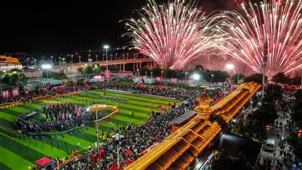 在貴州省榕江縣舉行的2024全國“村晚”示范展示活動暨貴州“村超村晚”活動中，音樂煙花秀精彩上演（2024年2月3日攝，無人機照片）。新華社記者 劉續(xù) 攝