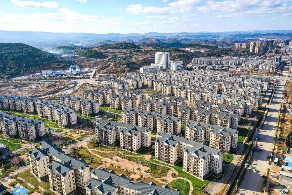 貴州省威寧縣五里崗街道朝陽新城易地扶貧搬遷安置小區(qū)（2021年11月28日攝，無人機照片）。新華社記者 楊文斌 攝