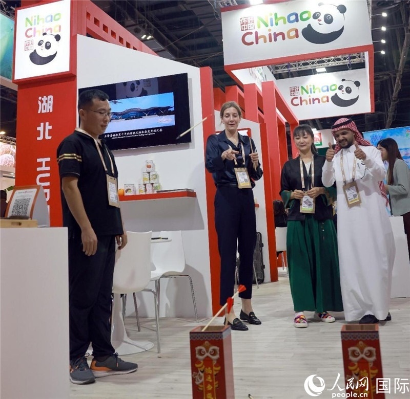 觀眾在參與投壺游戲。人民網(wǎng)記者管克江攝