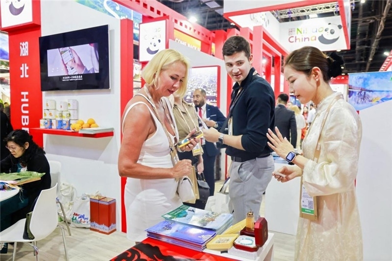 觀眾在參觀中國展臺(tái)。錢文康攝