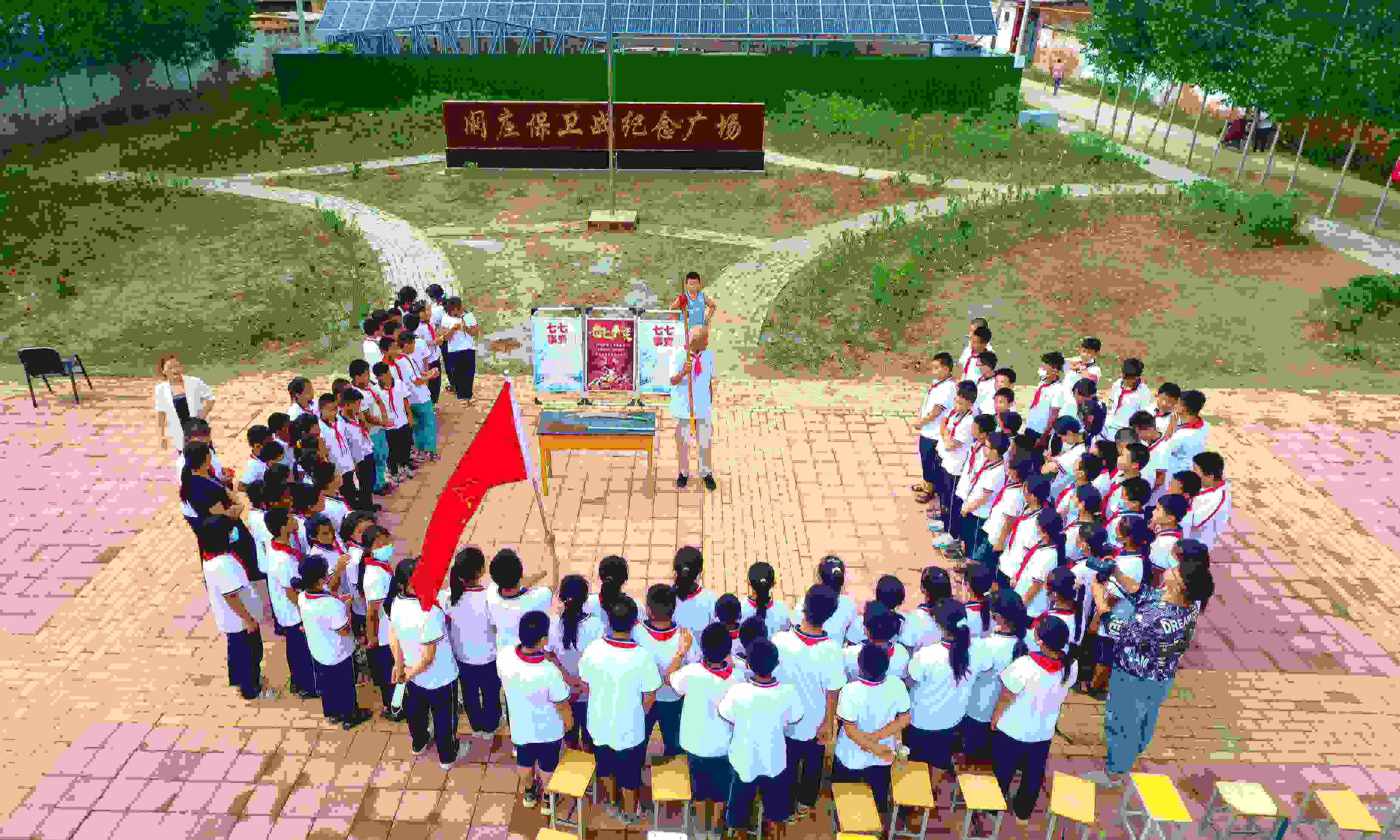 2022年7月6日，山東省聊城市，在茌平區(qū)菜屯鎮(zhèn)闞莊村的闞莊保衛(wèi)戰(zhàn)紀(jì)念廣場，闞莊保衛(wèi)戰(zhàn)親歷者王光木老人為小學(xué)生們講述抗戰(zhàn)故事，展示大刀、長矛。