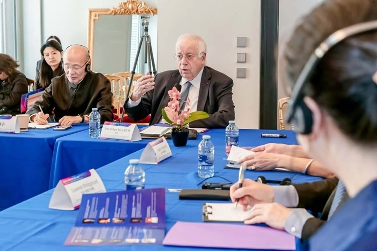 法蘭西科學院副院長、巴黎地理學會主席讓-羅伯特·馬里·皮特先生發(fā)言（圖片：中國傳媒大學