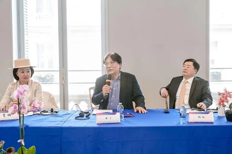 法中交流促進會會長、作家、翻譯家、法國最高榮譽騎士勛章獲得者亞丁發(fā)言（圖片：中國傳媒大學