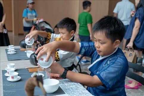 新加坡孩子們?cè)诨顒?dòng)現(xiàn)場(chǎng)體驗(yàn)學(xué)習(xí)茶藝。新加坡中國(guó)文化中心供圖